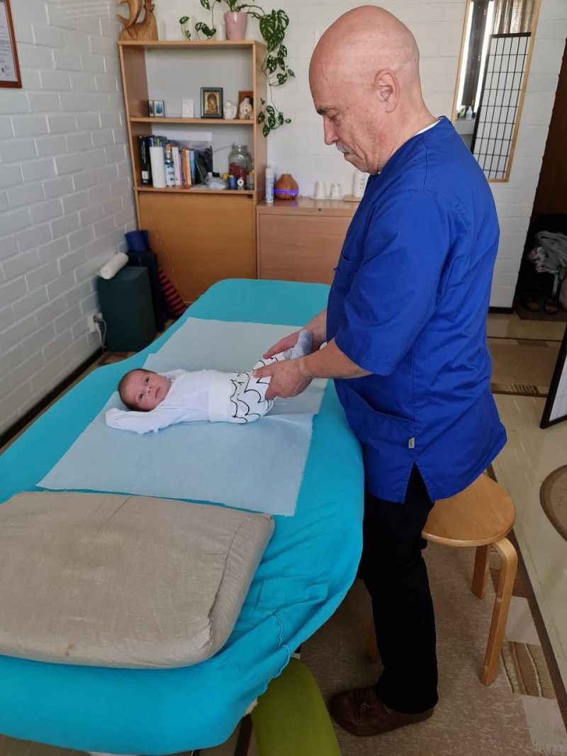 Osteopaatti Tapio Voutilainen hoitaa vauvaa – koliikkihoito